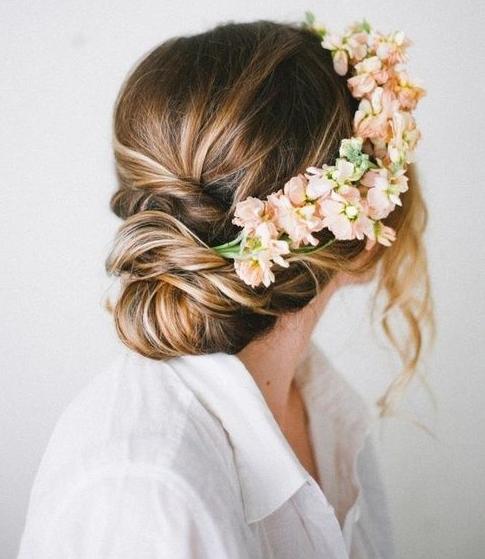 Guide for a spring wedding Wedding hair with floral wreath Guide for a spring wedding